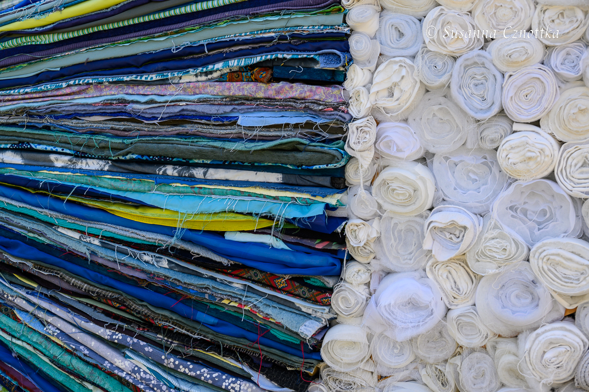 Upcycling im Garten: aus Textilresten entsteht ein Kunstwerk