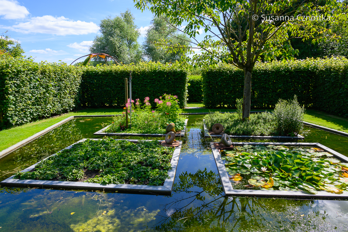 Gartenidee: ein streng geometrisch angelegter Gartenraum mit einem Wasserbecken