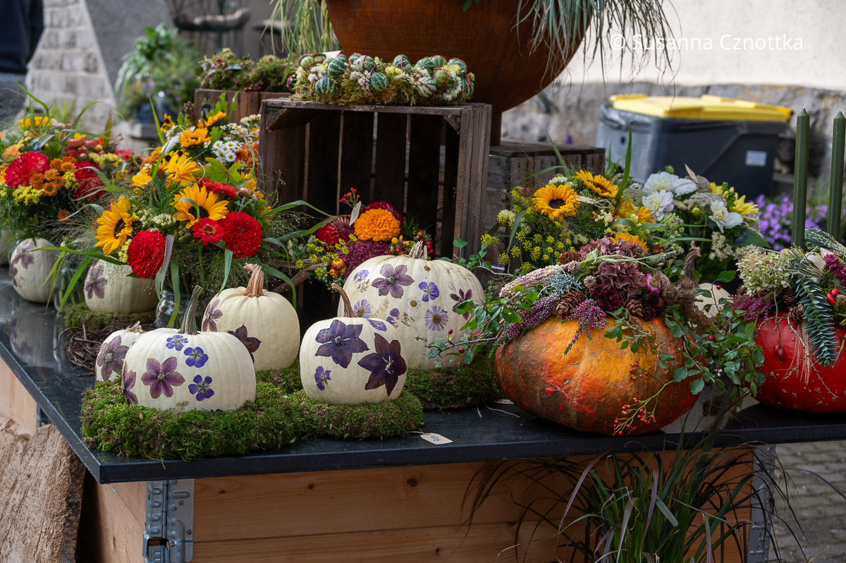 Bunte Herbststräuße und Dekorationen mit Kürbissen Bunte Herbststräuße und Dekorationen mit Kürbissen