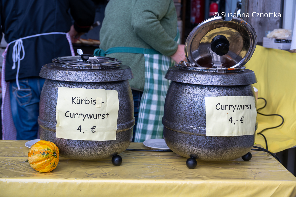 Ungewöhnliche Rezeptidee: Kürbis-Currywurst Ungewöhnliche Rezeptidee: ein Warmhaltetopf mit Kürbis-Currywurst und Currywurst