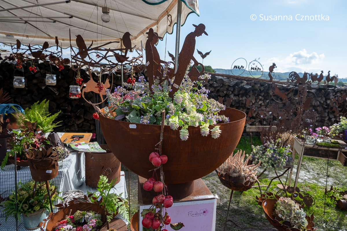 Ein Stand mit Gartendeko in Rostoptik Ein Stand mit Gartendeko in Rostoptik