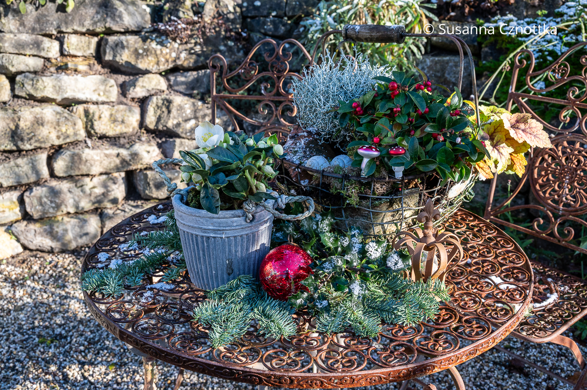 Ein Gartentisch mit weihnachtlicher Dekoration