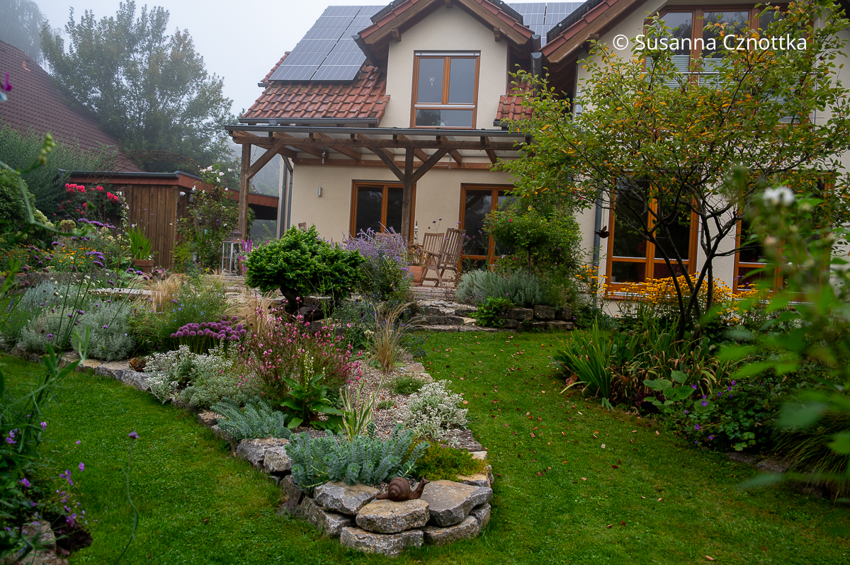 Blick über den Garten zum Haus
