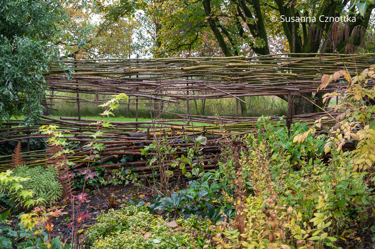 Sichtschutzidee für den Garten: ein Zaun aus Weidenruten