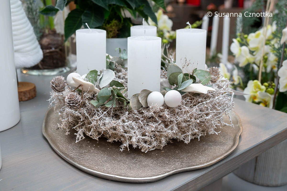 Winterlich weißer Adventskranz mit wildem Asparagus, weißen Kerzen und Eucalyptus