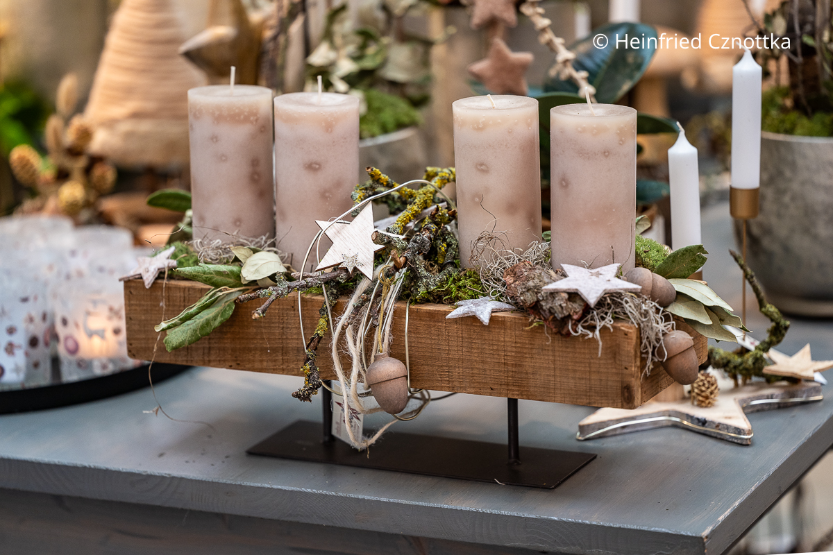 Adventsgesteck im Holzkistchen mit naturfarbenen Kerzen und kleinen Details
