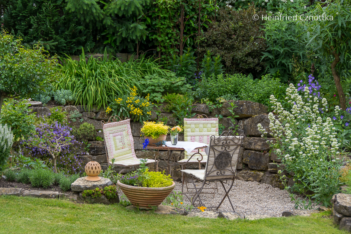 Gartenräume schaffen: ein abgesenkter Sitzplatz