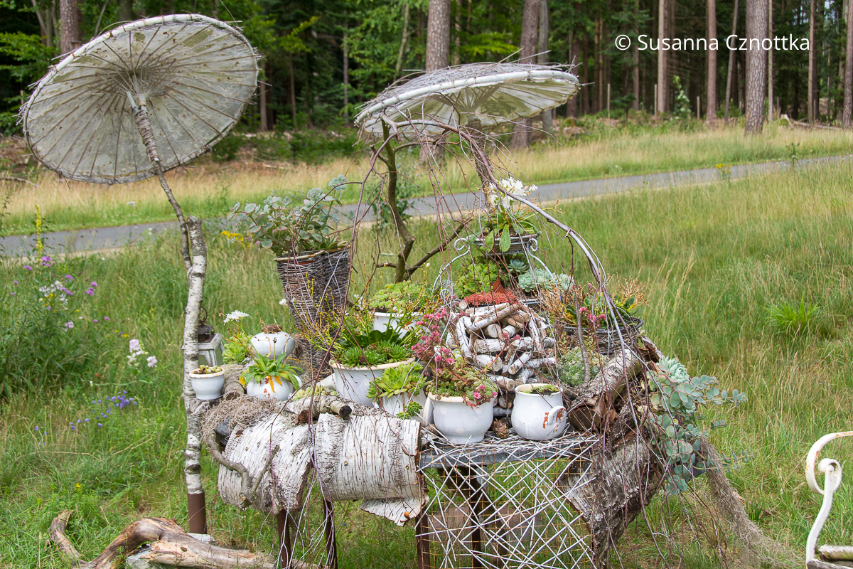 Werkstück aus der floralen Ausstellung "Zauberwelten": "Alice im Wunderland" von Anne Bussen