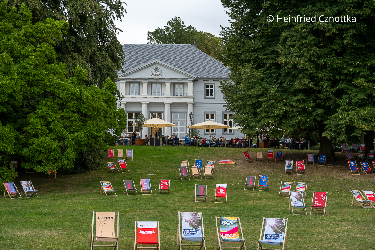 Das Schlösschen zwischen alten Bäumen im Kurpark von Bad Nenndorf Das Schlösschen, historisches Gebäude im klassizistischen Stil, zwischen alten Bäumen im Kurpark von Bad Nenndorf