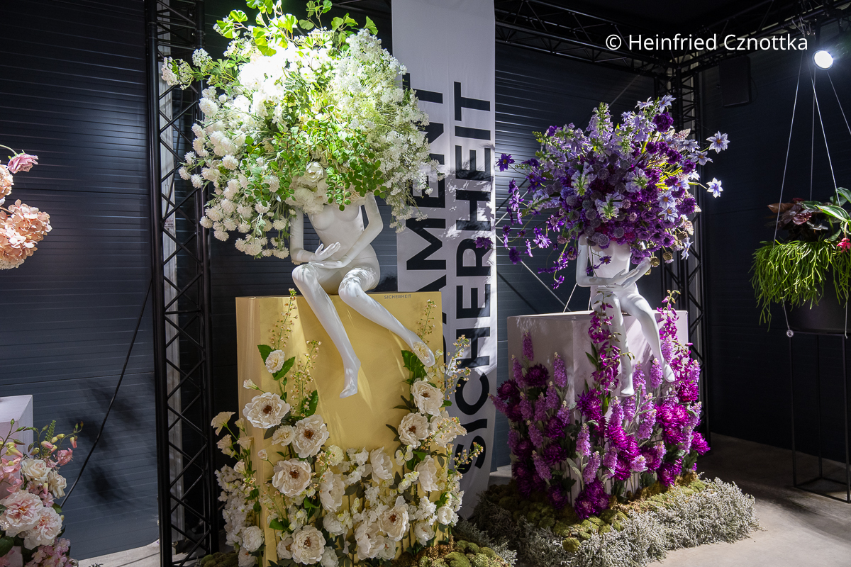 Schaufensterpuppen mit Blumensträußen anstelle von Köpfen Schaufensterpuppen mit Blumensträußen anstelle von Köpfen