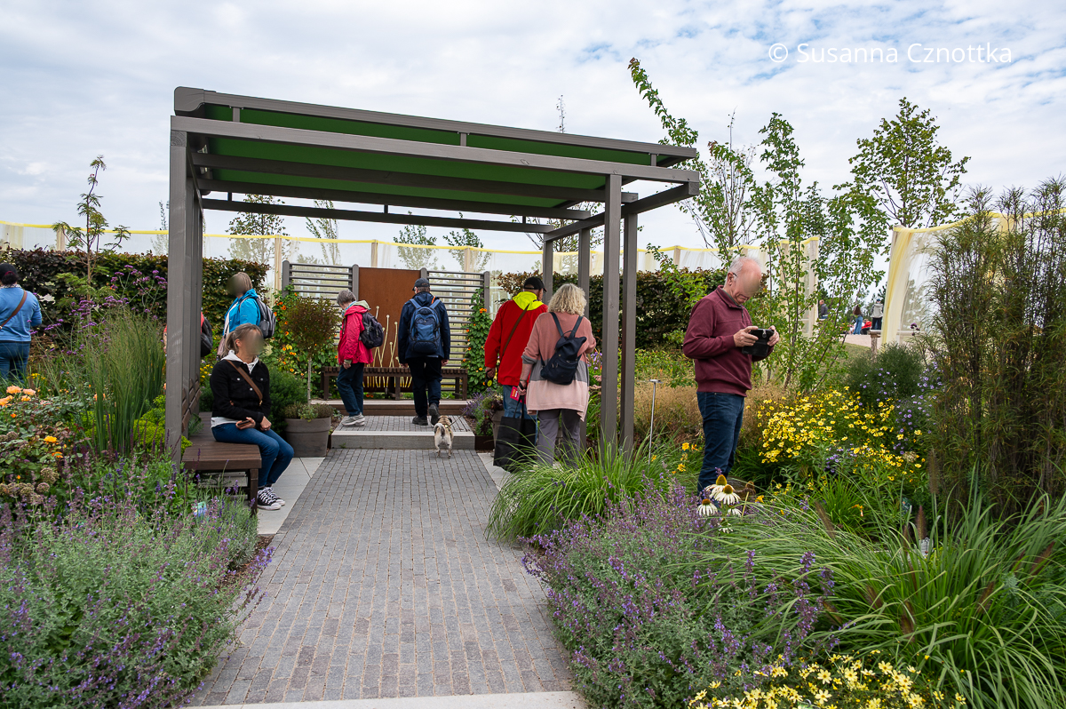 Schaugarten "Mein goldener Sommer" Ein Schaugarten mit einer Pergola, Stauden und Gräsern