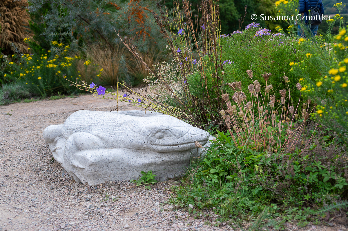 Nachbildung einer Eidechse in einem Garten Nachbildung einer Eidechse in einem Garten aus hellgrauem Beton