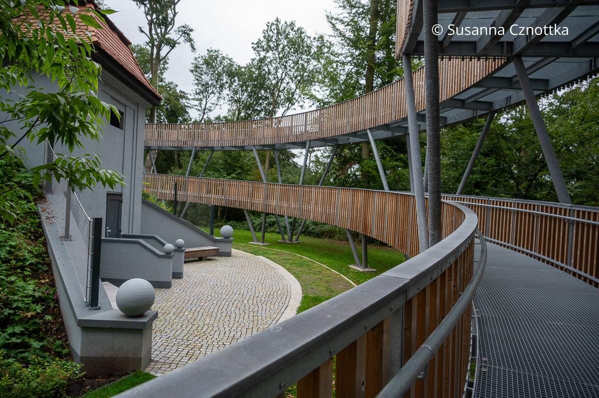 Der Waldtempel auf der Landesgartenschau Bad Nenndorf Der Waldtempel auf der Landesgartenschau Bad Nenndorf, ein ringförmiger Weg mit Geländer um einen alten Wasserspeicher herum