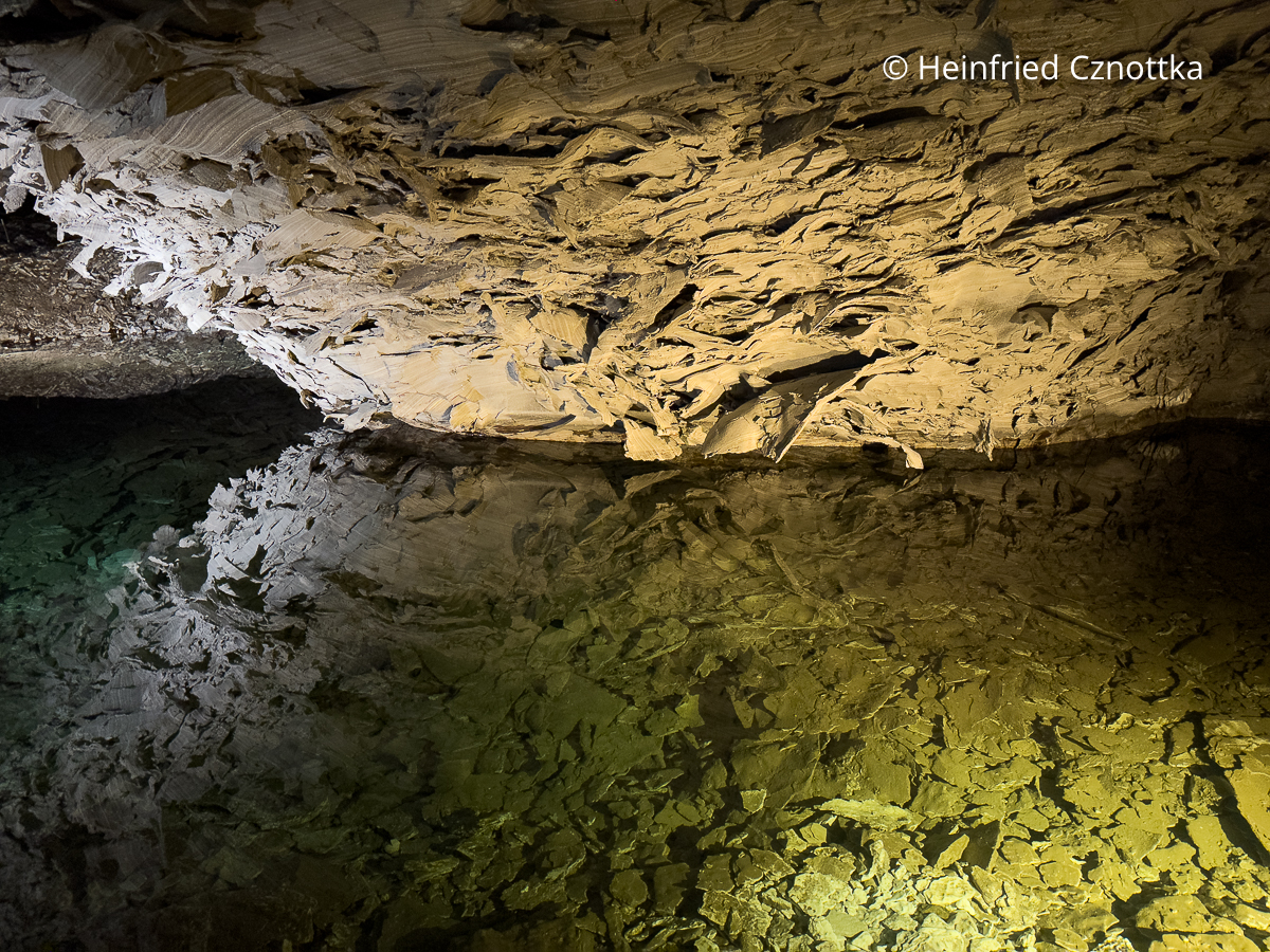 Spiegelung der Decke im Wasser der Barbarossahöhle