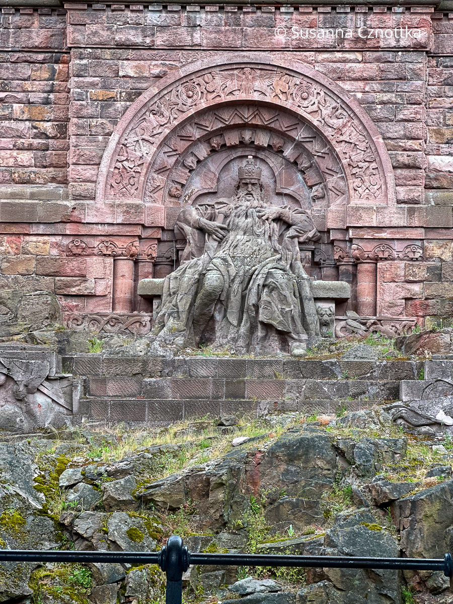 Darstellung Friedrichs des I. Barbarossa im Sockel des Kyffhäuser-Denkmals