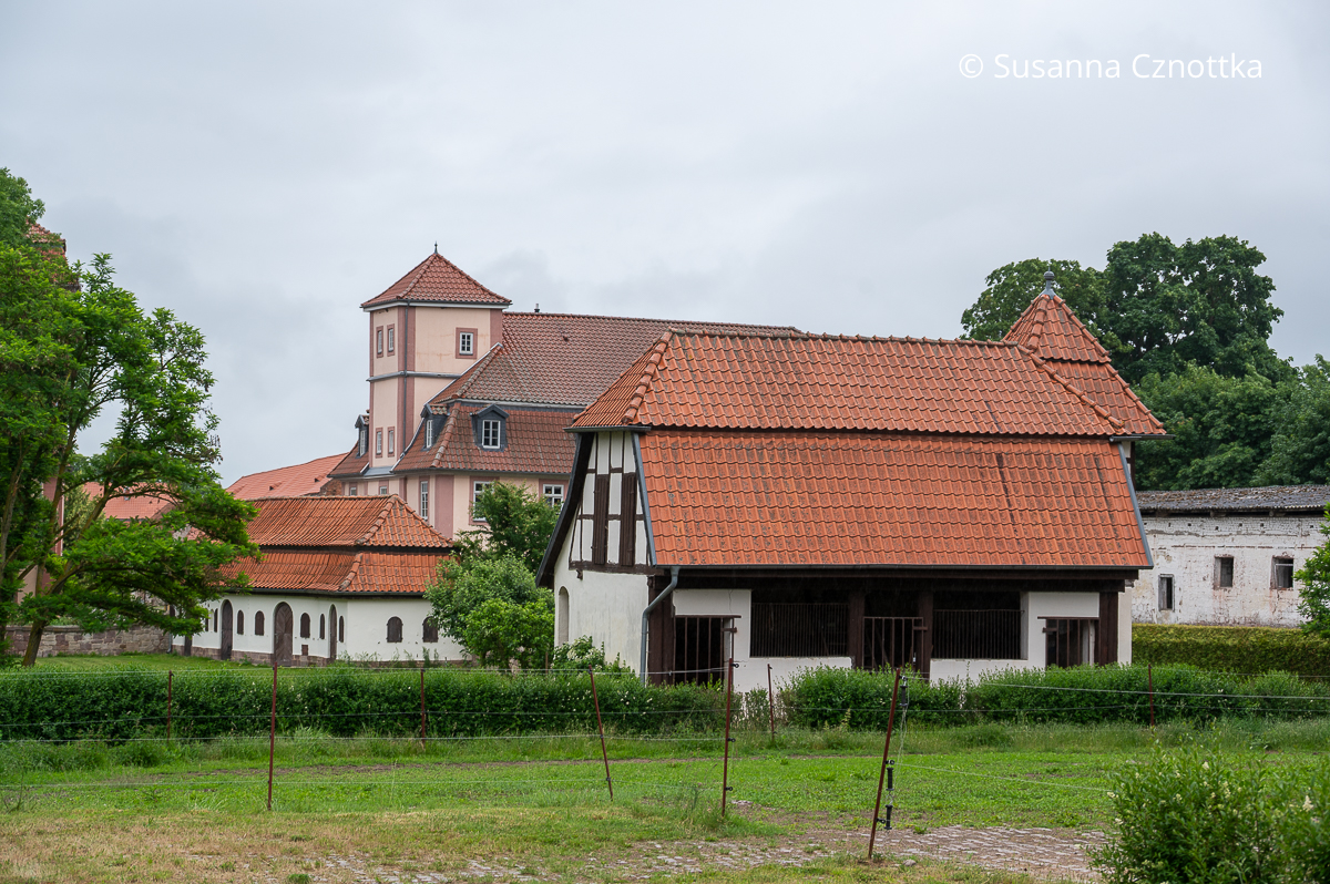 Barockdorf Bendeleben in Thüringen: der alte Gutshof mit mehreren Gebäuden mit Mansarden-Walmdächern