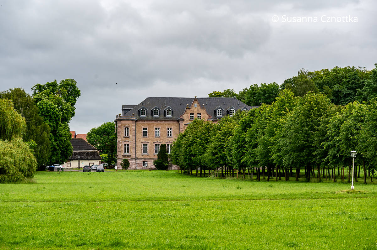 Schloss Bendeleben im Barockdorf Bendeleben mit einer Lindenallee davor