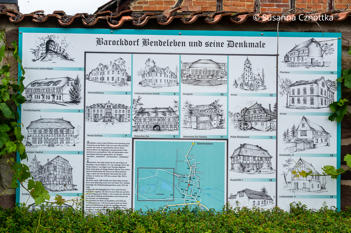 Eine Tafel zeigt historische Gebäude im Barockdorf Bendeleben