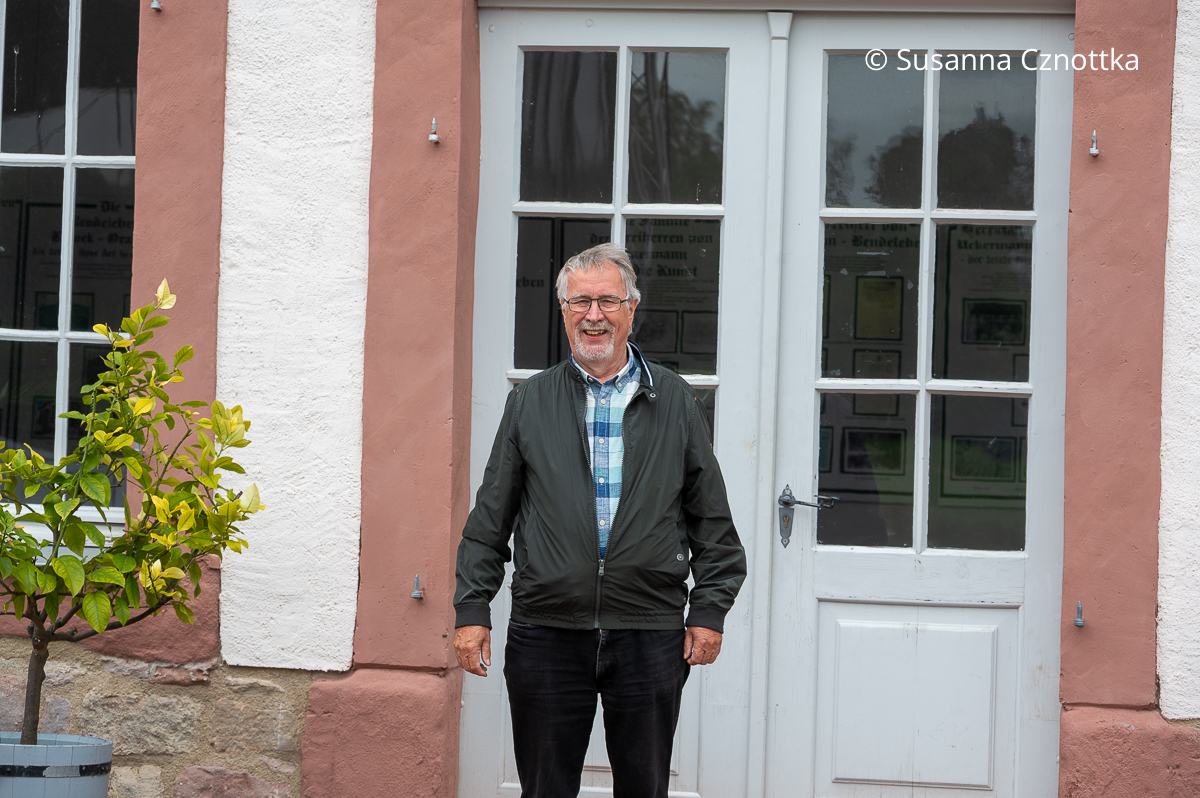 Ein Mann steht vor der historischen Orangerie im Barockdorf Bendeleben