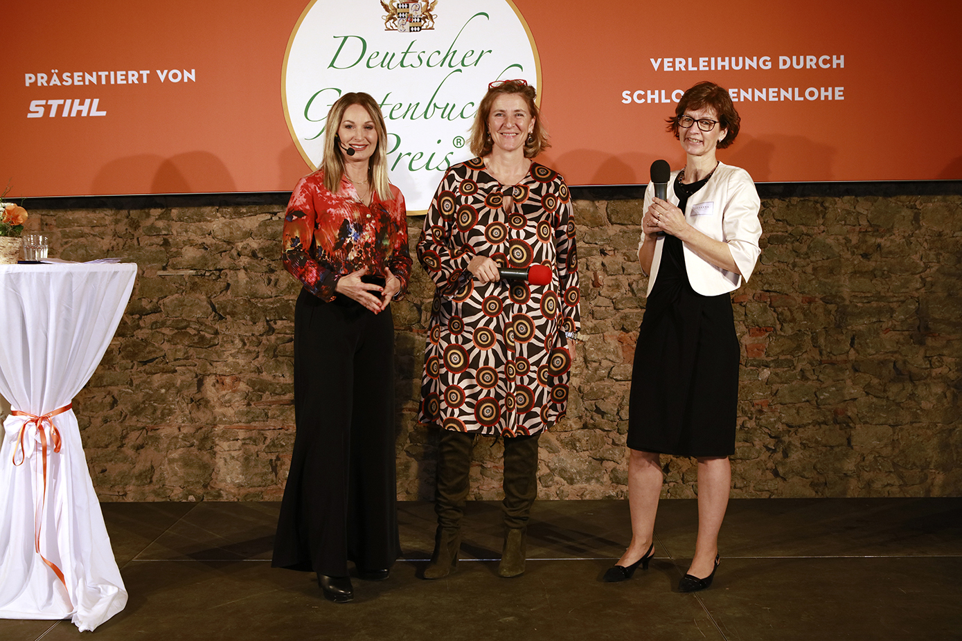 Deutscher Gartenbuchpreis:Moderatorin Eva Grünbauer (links) und Baronin Sabine von Süßkind (Mitte) Susanna Cznottka (rechts)