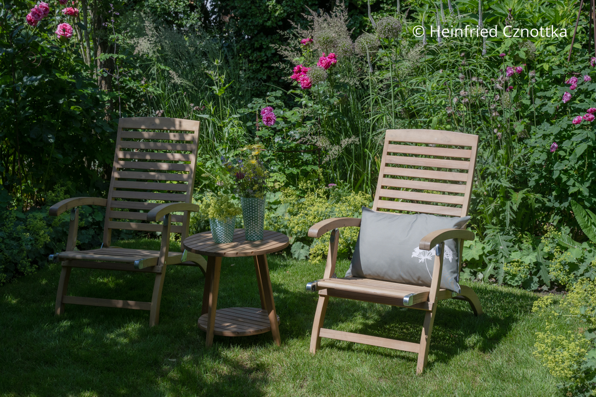 Ein einladender Sitzplatz im Halbschatten Ein einladender Sitzplatz im Halbschatten