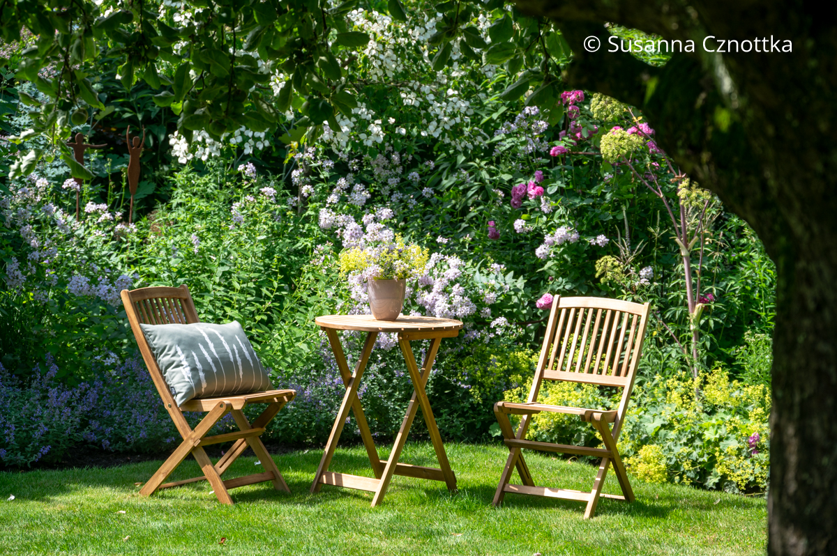 Ein kleiner Sitzplatz am Apfelbaum Ein kleiner Sitzplatz am Apfelbaum