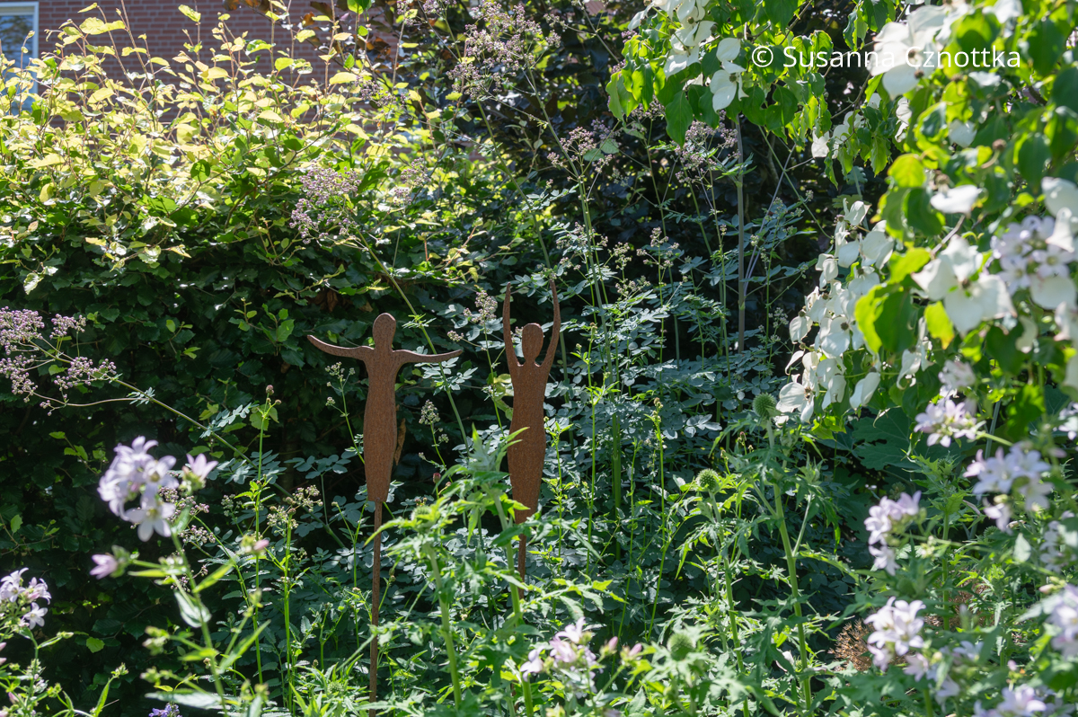 Gartendekoration: Figuren in Rostoptik scheinen im Beet zu tanzen Gartendekoration: Figuren in Rostoptik scheinen im Beet zu tanzen