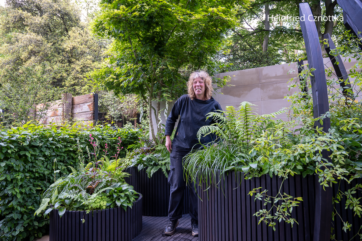 Sonja Kalkschmidt in ihrem Containergarten Chelsea Flower Show