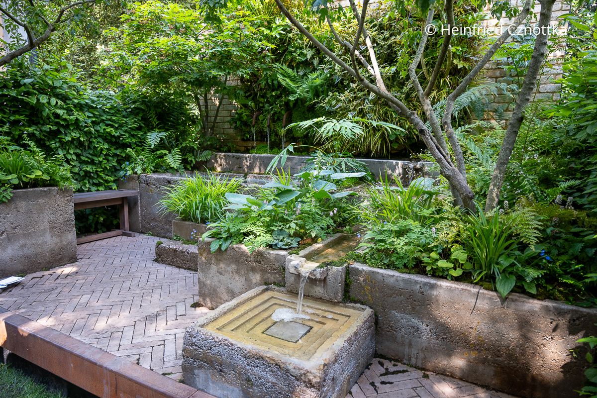 Ideen für kleine Gärten: Mehrere Wasserbecken sorgen im Sommer für Abkühlung