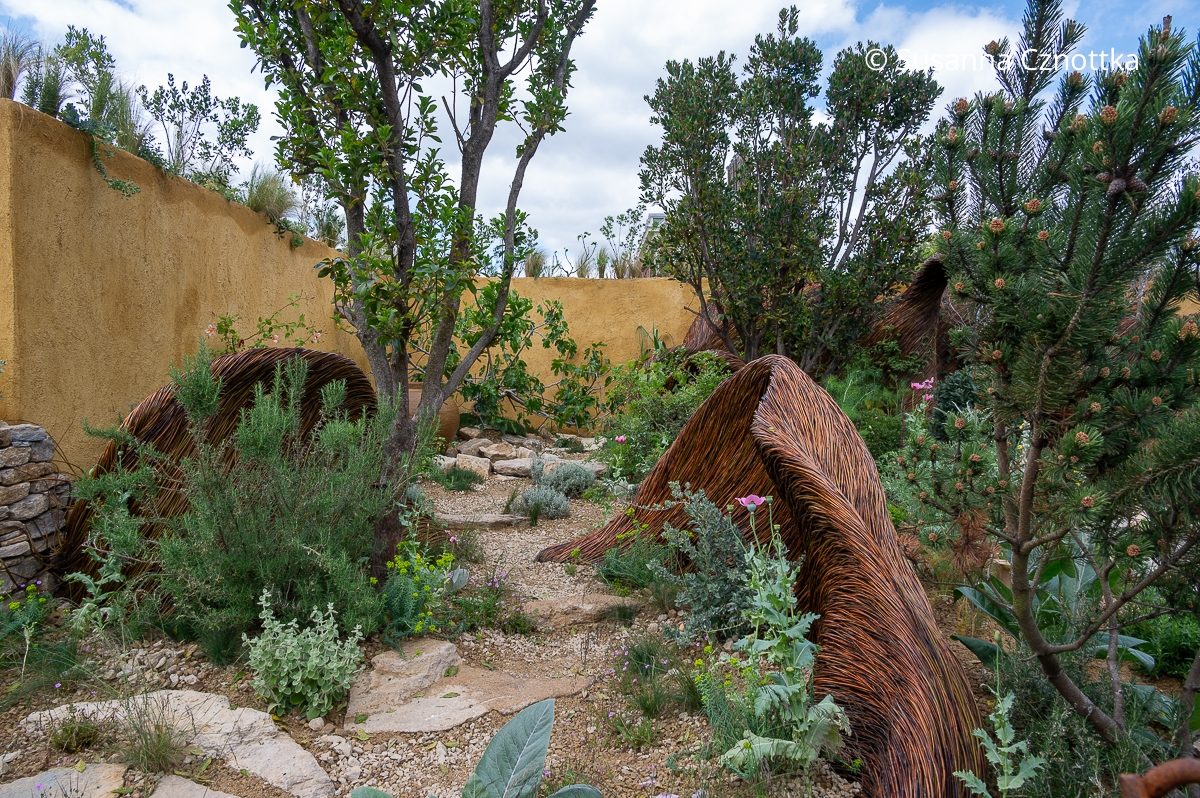 Gartengestaltung: Skulpturen aus Weide als Raumteiler im Garten