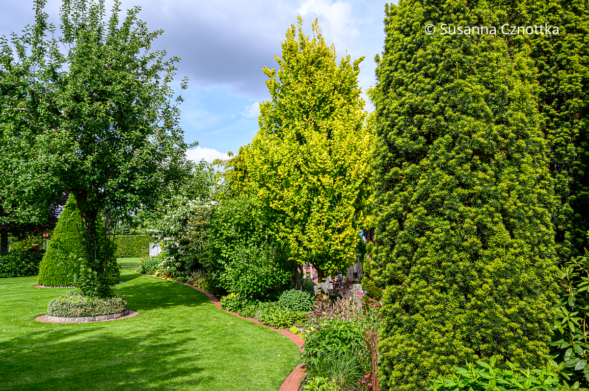 Rasen begrenzen: fest verlegte Kante aus Klinker Eine fest verlegte Kante aus Klinker zwischen Rasen und Beet in einem Garten