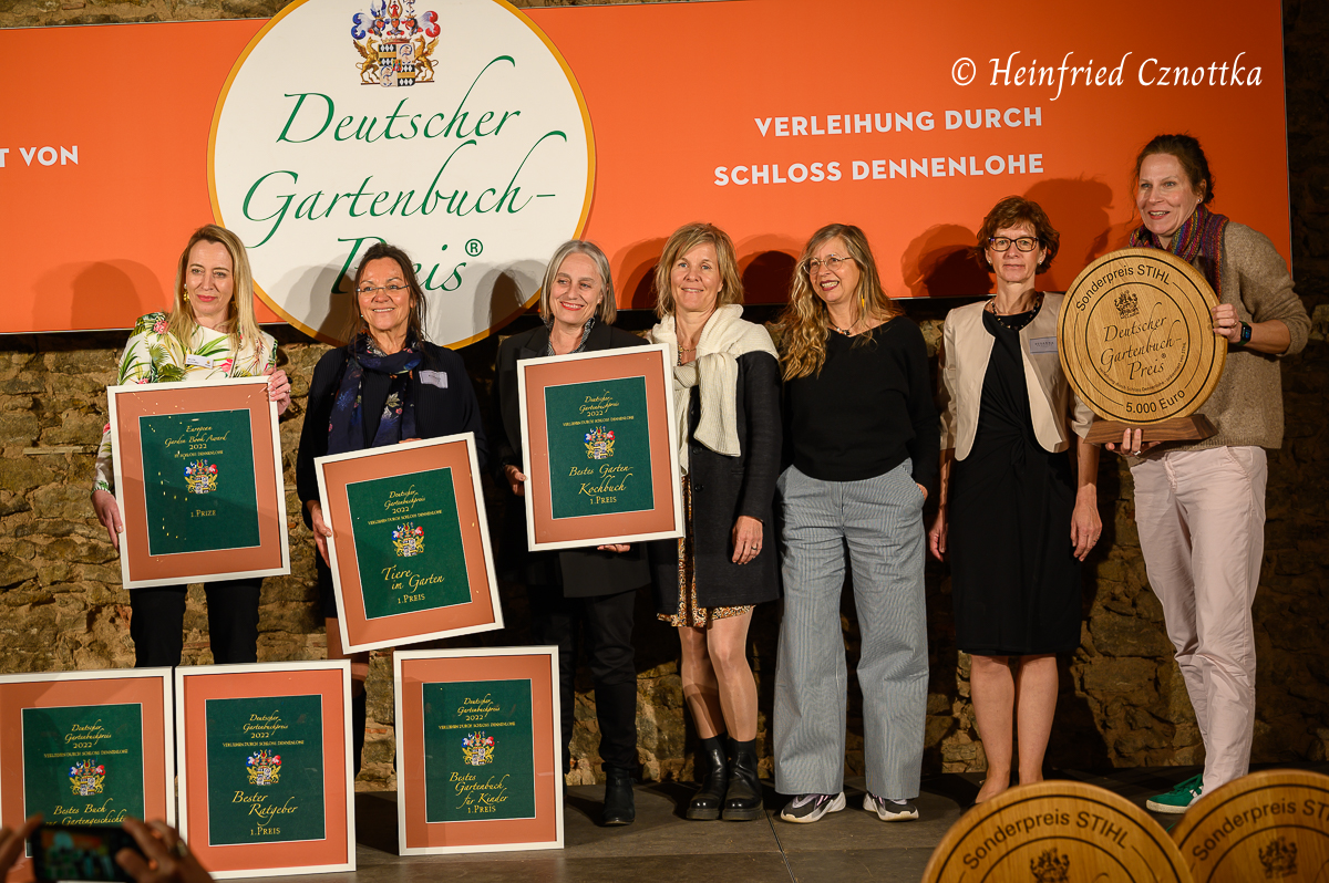 Die Gewinner der ersten Plätze in den verschiedenen Kategorien des Gartenbuchpreises auf Schloss Dennenlohe. 