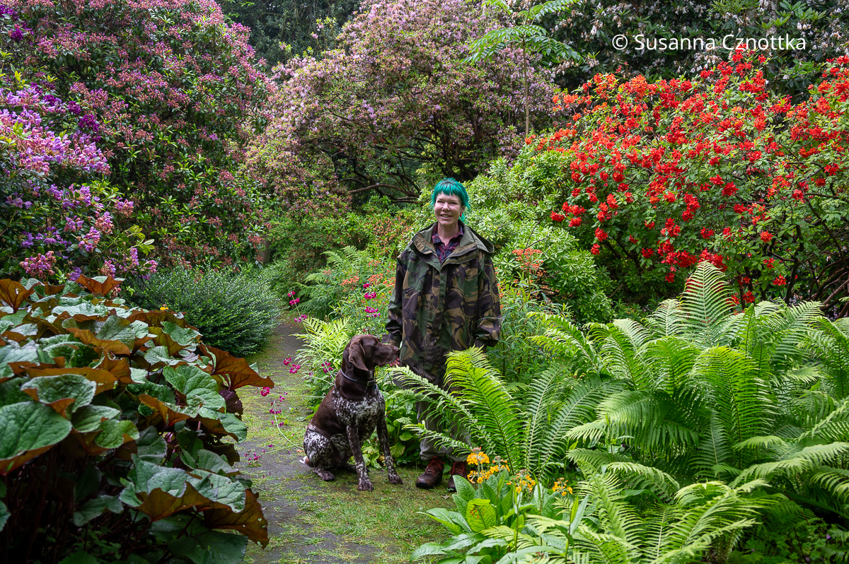 Lucy Adams, Chefgärtnerin in Doddington Place Gardens mit ihrem Hund Moss
