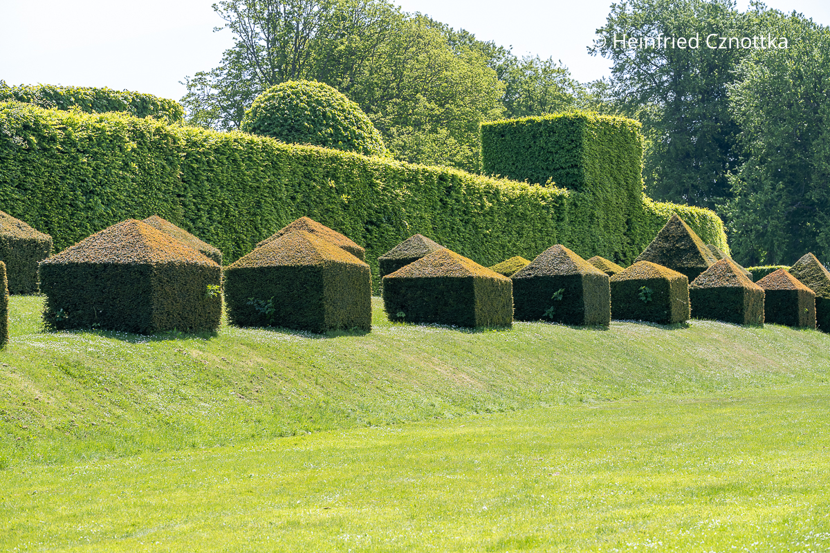 Geometrische Formen aus Eiben im Park von Schloss Egeskov in Dänemark