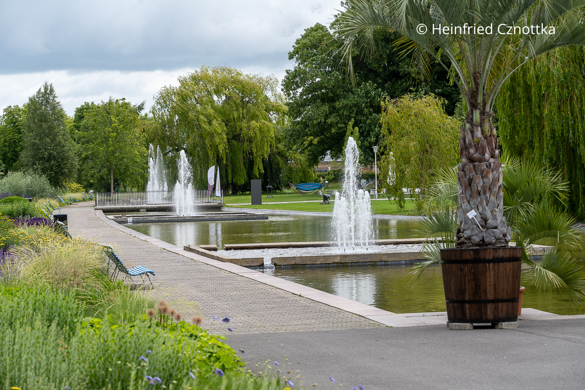 Hauptachse mit Wasserbecken und Springbrunnen im Egapark Erfurt