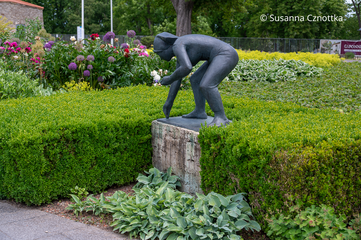 Bronze-Skulptur "Gärtnerin" von Helmut Braun im Egapark Erfurt Bronze-Skulptur "Gärtnerin" von Helmut Braun im Egapark Erfurt