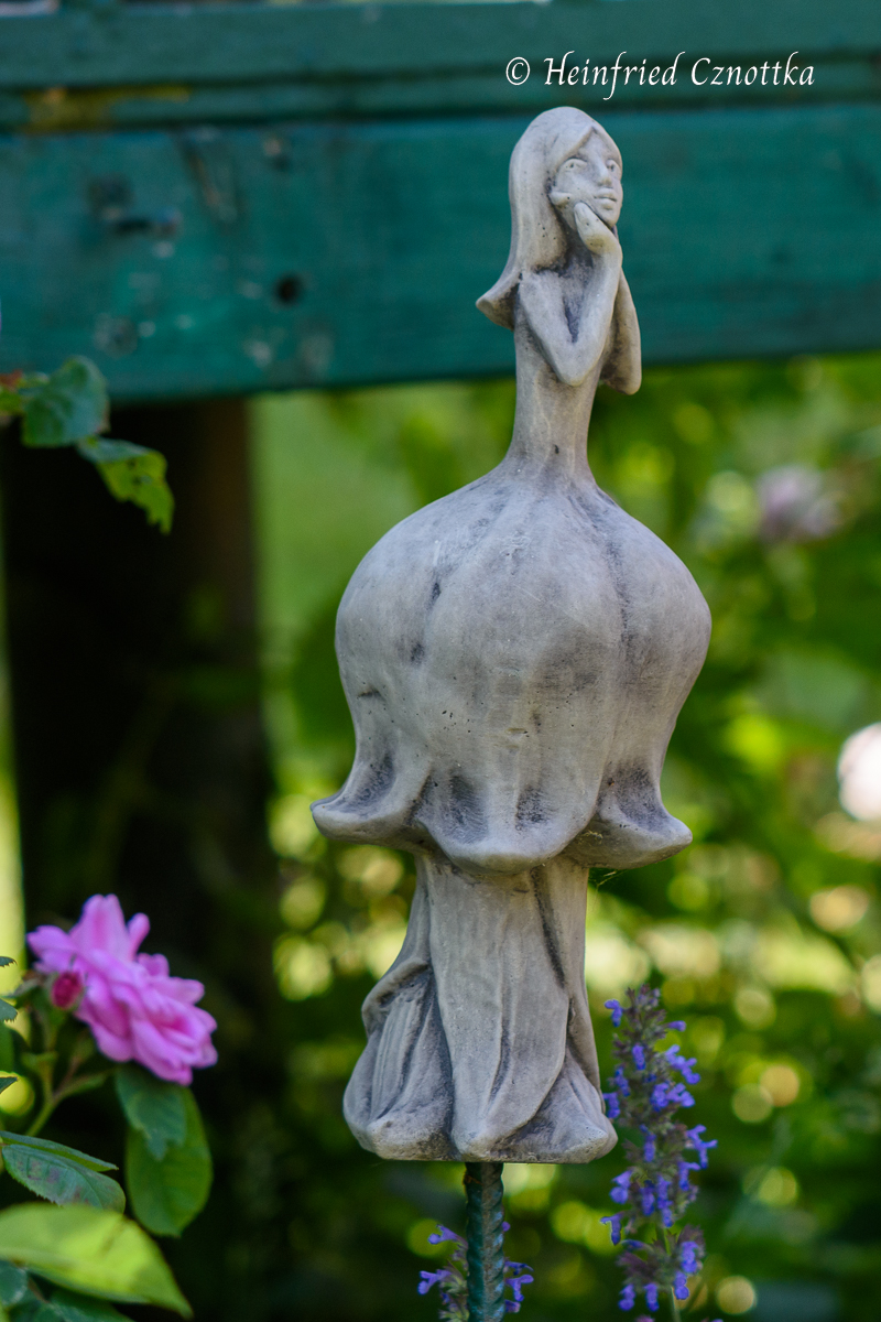 Gartendekoration: Elfe aus Keramik