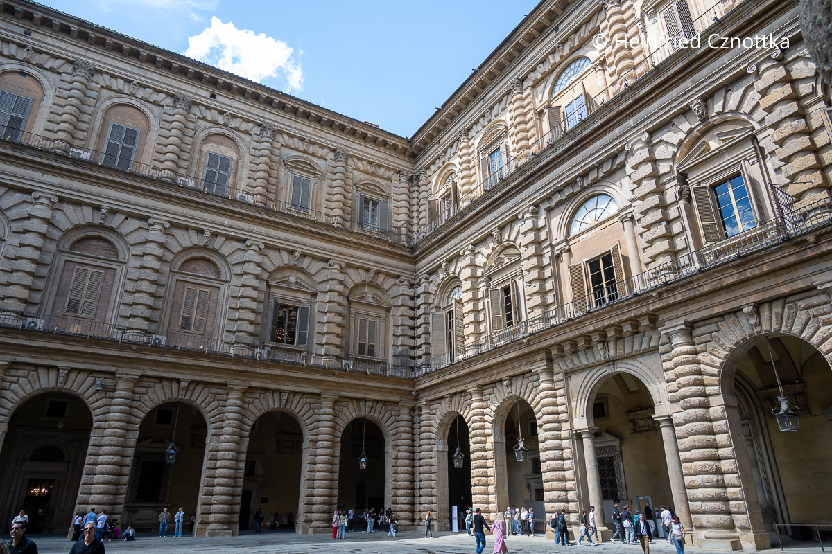 Ein mächtiger Bau: der Palazzo Pitti in Florenz Ein mächtiger Bau: der Palazzo Pitti in Florenz