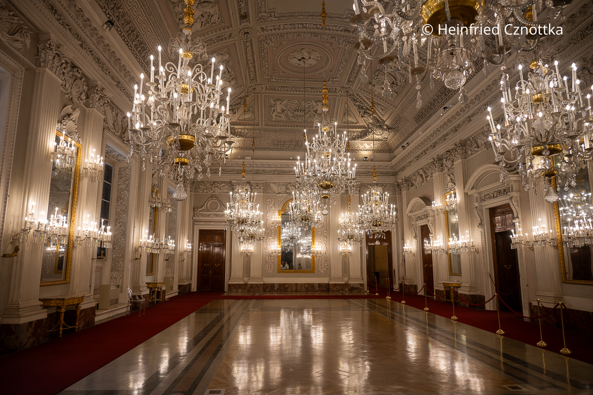 Blick in einen der Säle im Palazzo Pitti Blick in einen der Säle im Palazzo Pitti mit reich verzierten Stuckdecken und imposanten Kronleuchtern