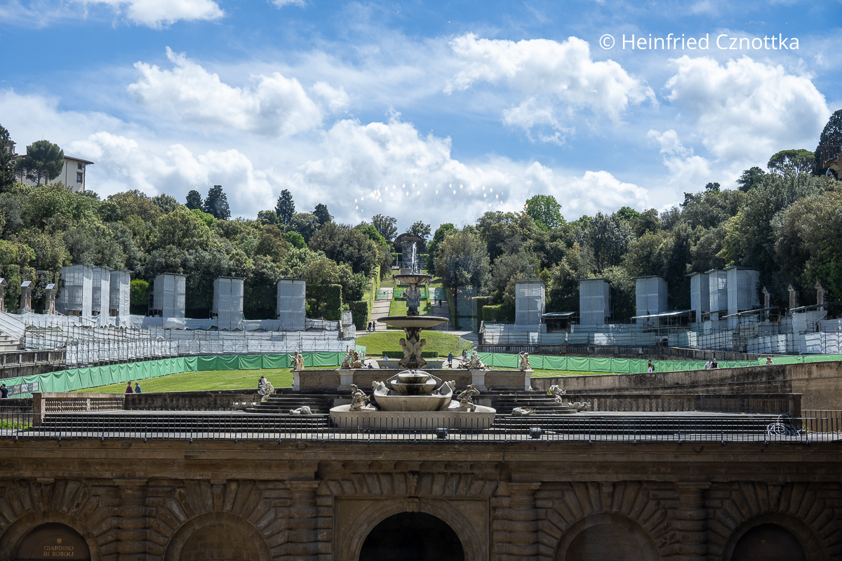 Blick über die Fontana del Carciofo (Artischockenbrunnen) und das Amphitheater im Girdino di Boboli, Florenz Blick über die Fontana del Carciofo (Artischockenbrunnen) und das Amphitheater im Girdino di Boboli, Florenz