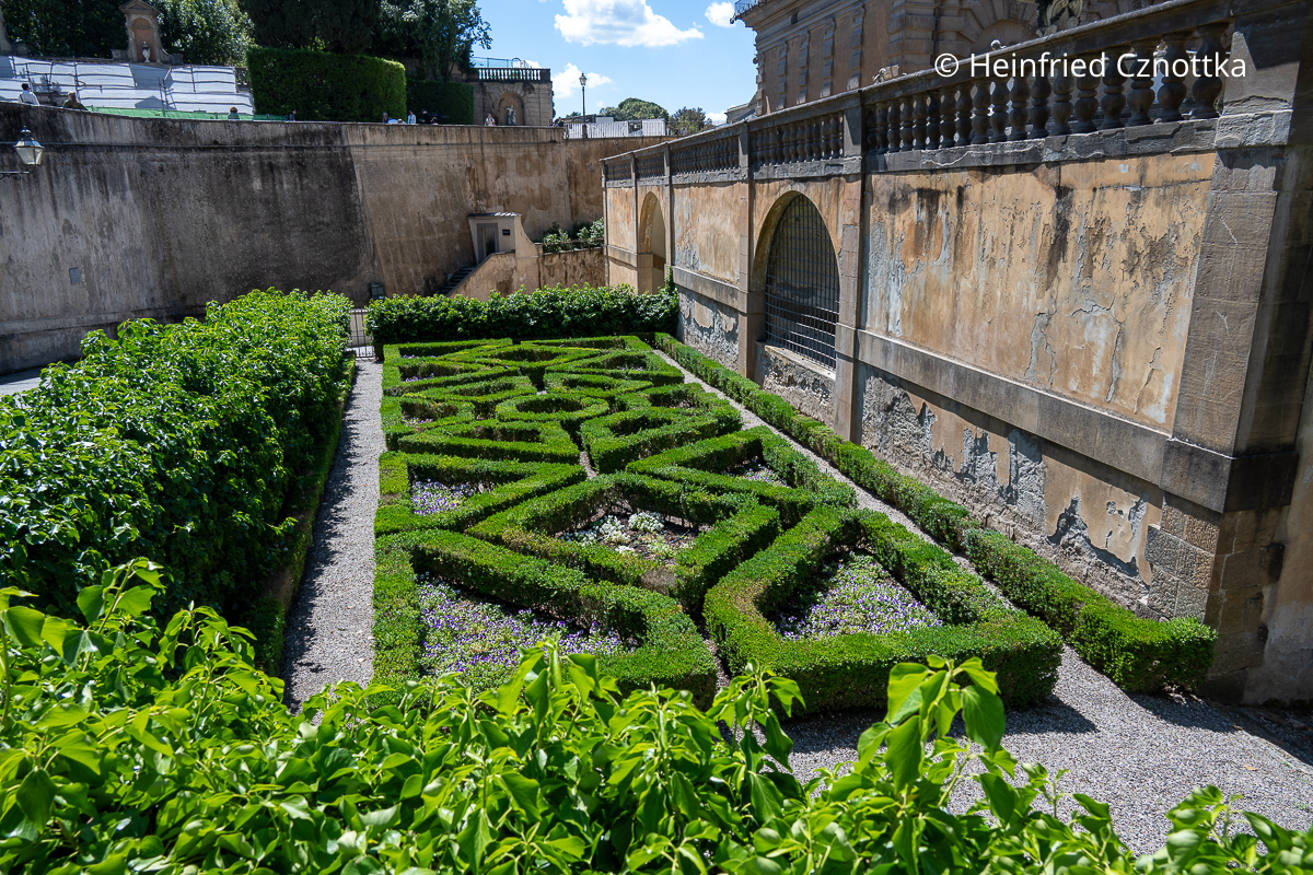 Ein kleines Buchsbaumparterre im Giardino di Boboli, Florenz Ein kleines Buchsbaumparterre im Giardino di Boboli, Florenz