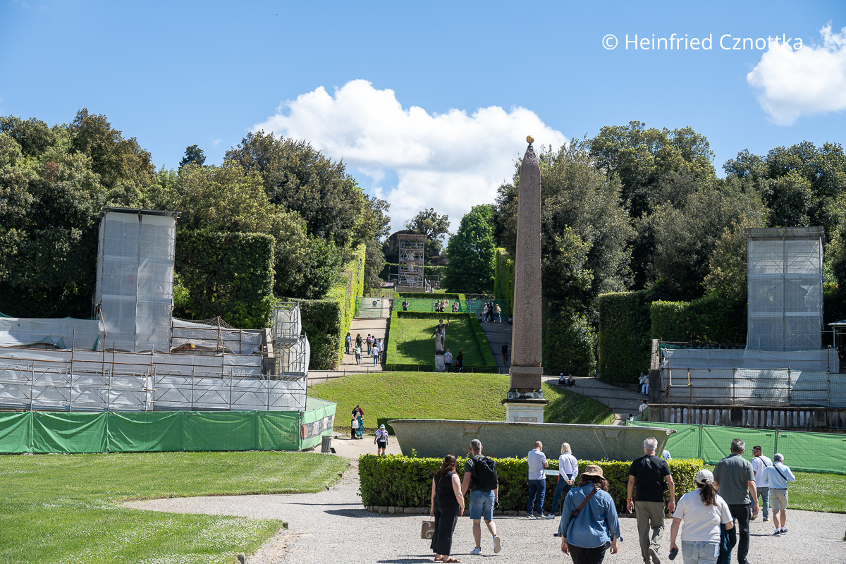 Sichtachse vom Amphitheater im Giardino di Boboli den Hügel hinauf zur Allegorie des Überflusses Sichtachse vom Amphitheater im Giardino di Boboli den Hügel hinauf zur Allegorie des Überflusses