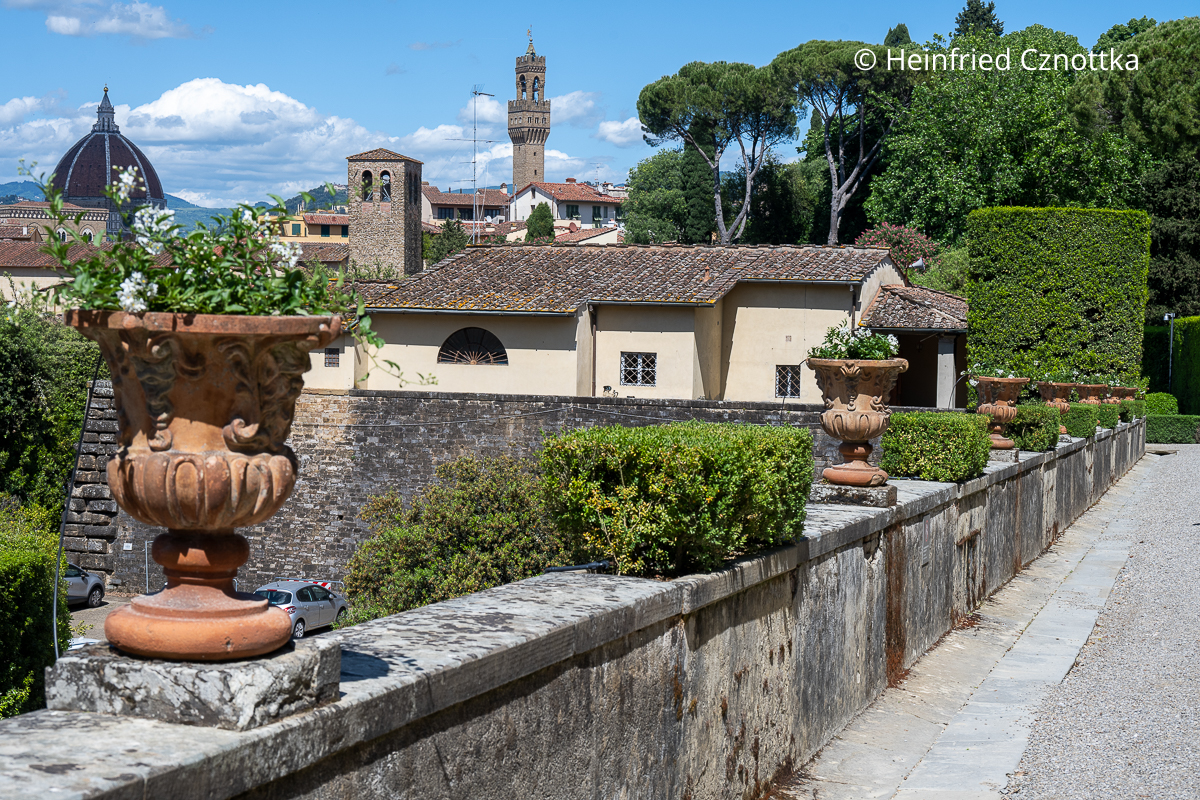 Blick vom Giardino di Boboli auf den Campanile und die Kuppel des Doms von Florenz Blick vom Giardino di Boboli auf den Campanile und die Kuppel des Doms von Florenz. Im Vordergrund Terracottavasen im antiken Stil auf einer Mauer