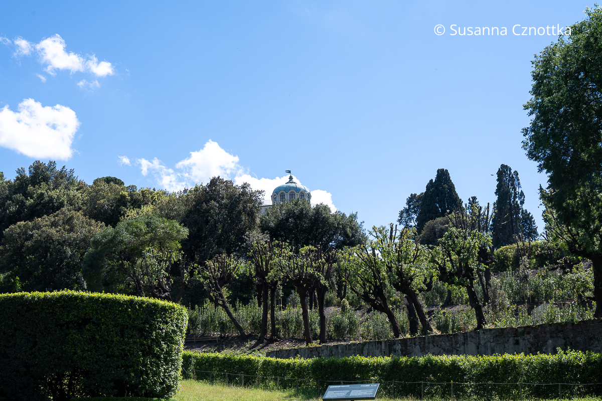 Blick auf das Kaffeehaus im Giardino di Boboli, Florenz Blick auf eine Allee und das Kaffeehaus im Giardino di Boboli, Florenz