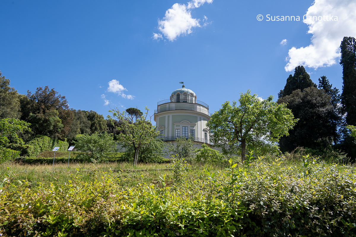 Blick auf das Kaffeehaus im Giardino di Boboli, Florenz Blick über eine Wiese auf das Kaffeehaus im Giardino di Boboli, Florenz, ein rundes Gebäude mit einem Turm und umlaufender Terrasse