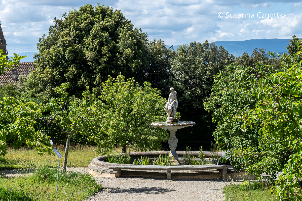 Ein Brunnen an einem Wegekreuz im Giardino di Boboli, Florenz Ein Brunnen mit einer Figur an einem Wegekreuz im Giardino di Boboli, Florenz
