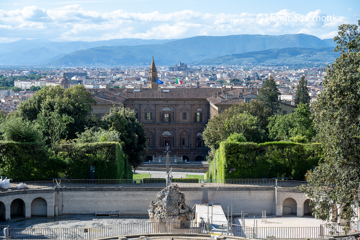 Blick vom Neptunbrunnen zum Palazzo Pitti Blick vom Neptunbrunnen über einen ägyptischen Obelisken zum Palazzo Pitti
