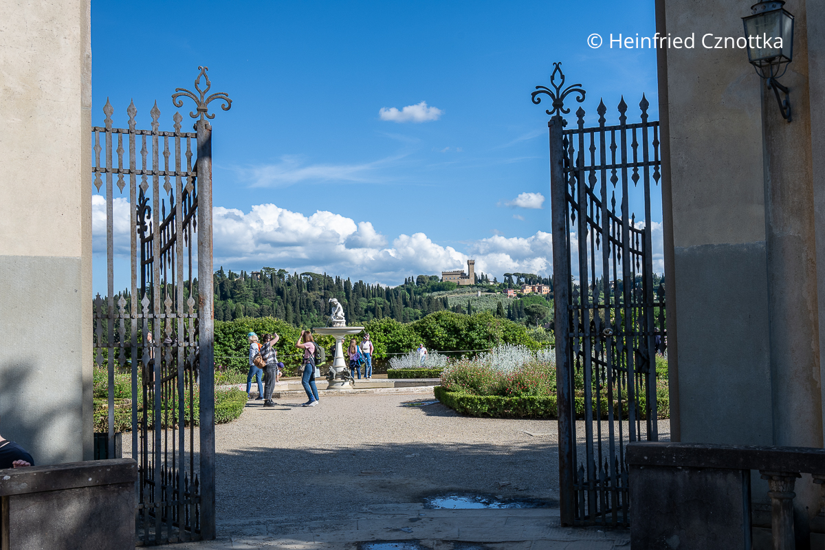 Tor zu einem versteckten Rosengarten im Giardino di Boboli, Florenz Tor zu einem versteckten Rosengarten mit einem Brunnen im Giardino di Boboli, Florenz