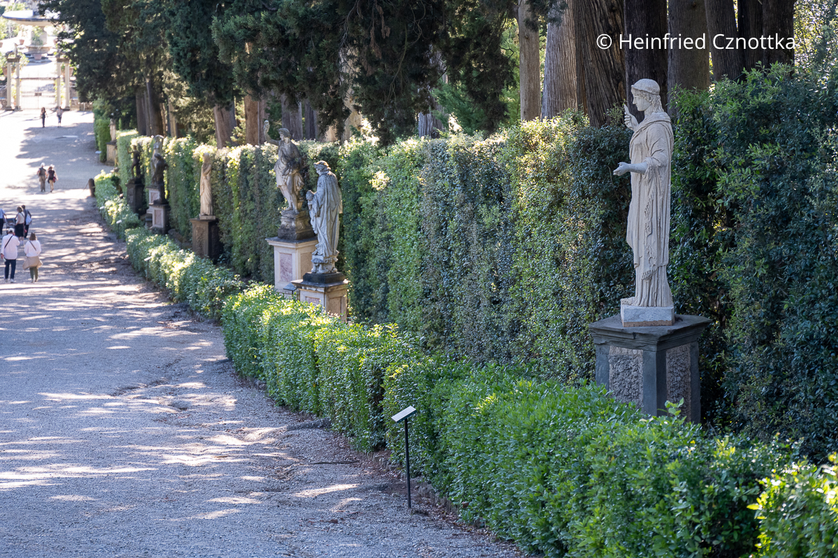 Antike Skulpturen an einer Sichtachse im Giardino di Boboli Antike Skulpturen an einer Sichtachse im Giardino di Boboli