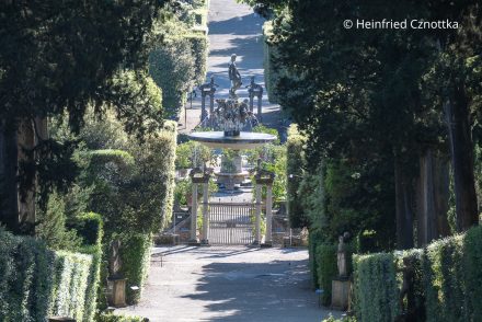Blick auf den Brunnen des Ozeans (Fontana dell'Oceano) im Giardino di Boboli in Florenz